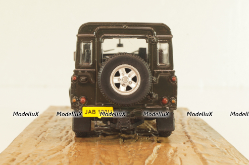 Land Rover Defender 110 from movie "Casino Royale" 2006, grey, James Bond Modellauto Collection #85, Altaya 1:43